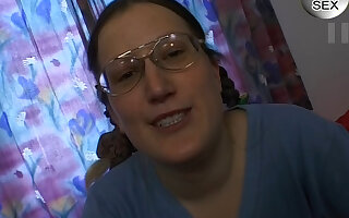 Notgeiles Nerdy Cooky bekommt Ihre Fotze gefistet